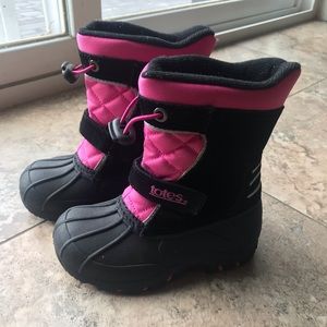 Snow boots